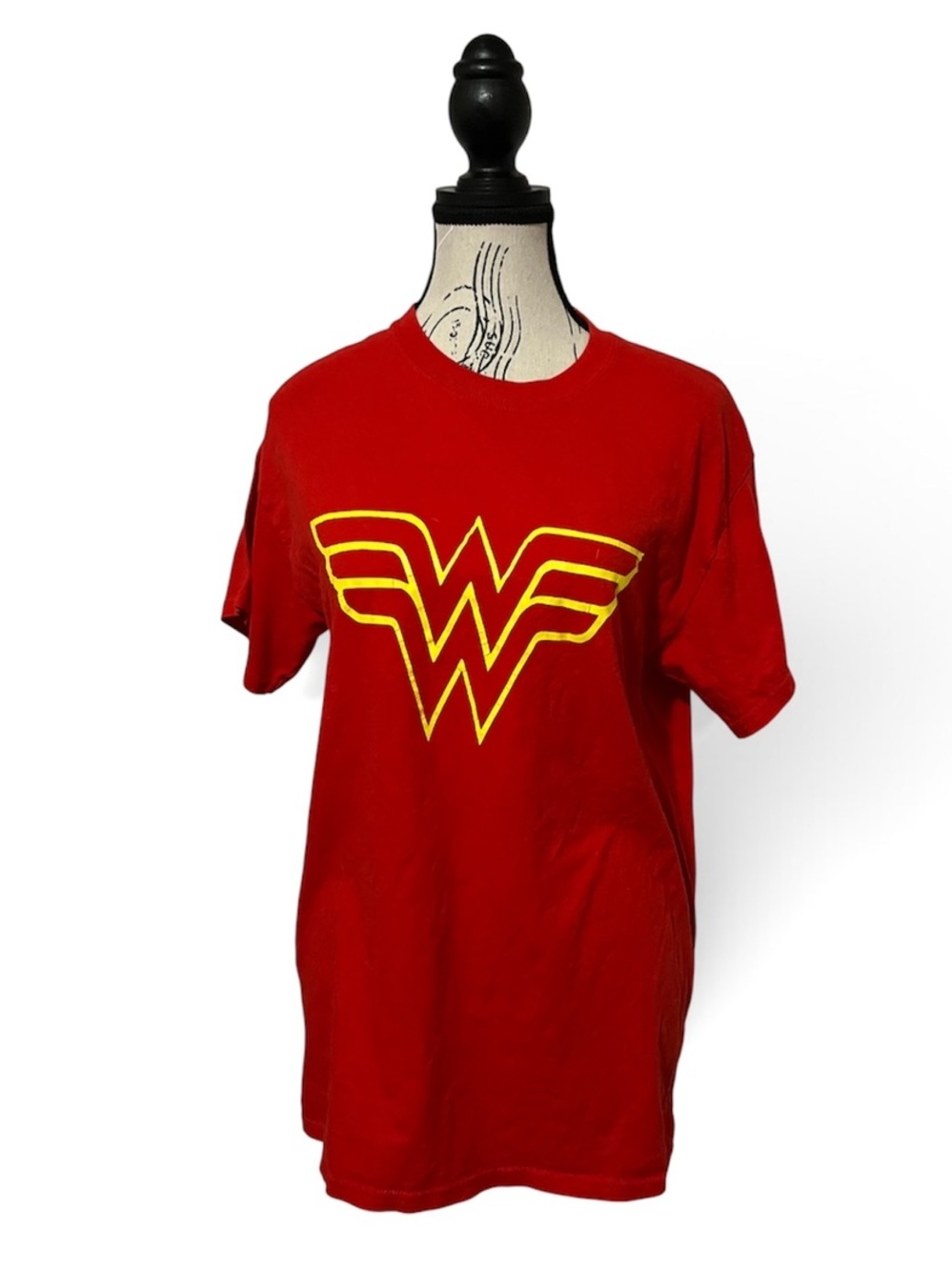 Gildan DC Comics Wonder Woman Logo T-Shirt Red Classic Superhero Graphic Tee M